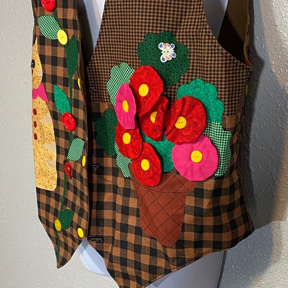 Charming Checkered Vest with Cat and Floral Design - Picture 3 of 9